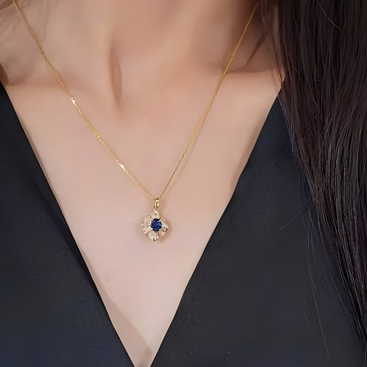 Kavella – Collar Dorado Noctazure Elegante