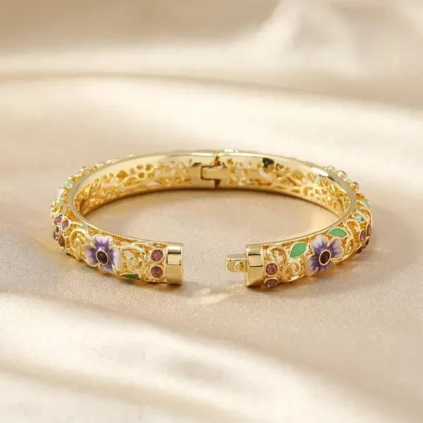 Brazalete Abierto de Flores para Mujer con Detalles de Esmalte y Acentos de Piedra
