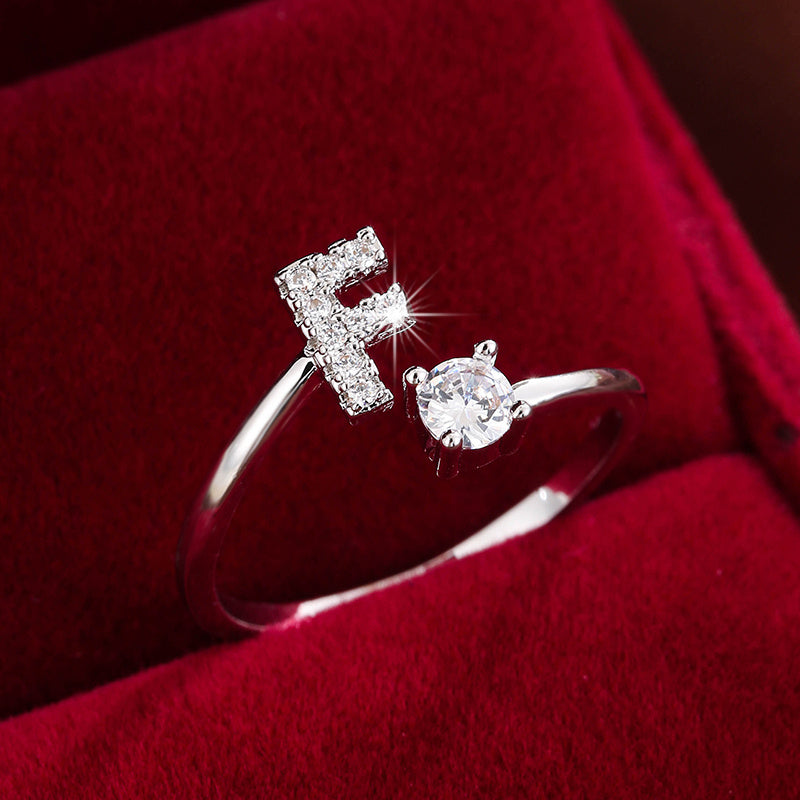 Nova – Anillo Moderno Abierto con Inicial y Circonitas