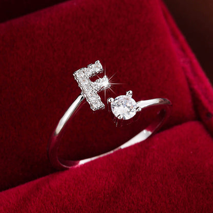 Nova – Anillo Moderno Abierto con Inicial y Circonitas