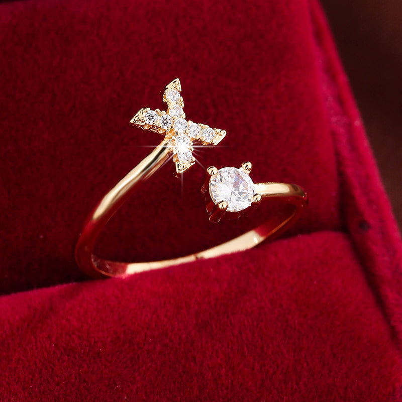 Nova – Anillo Moderno Abierto con Inicial y Circonitas