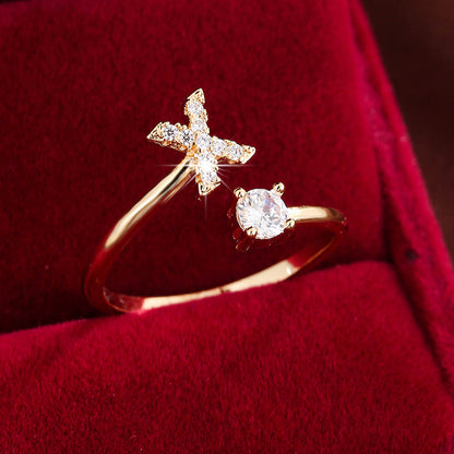 Nova – Anillo Moderno Abierto con Inicial y Circonitas