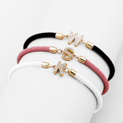 Calla – Pulsera Inicial Grabada Ajustable
