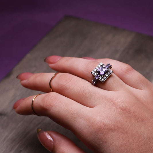 Lyra – Anillo Cuadrado en Ametista Cristal
