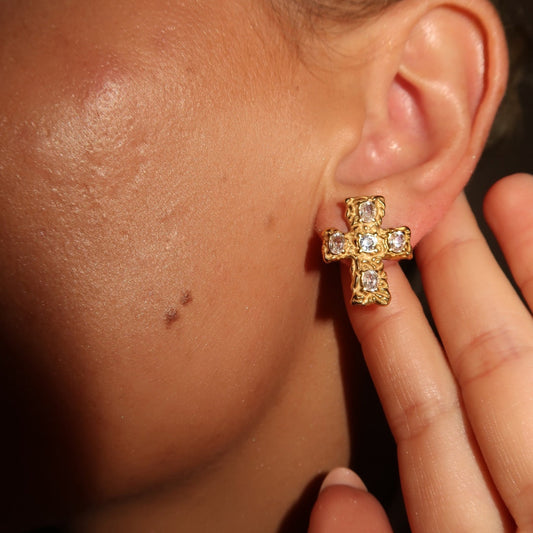 Saki – Aretes Cruz Piedra Fundida Elegantes