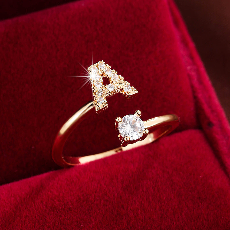 Nova – Anillo Moderno Abierto con Inicial y Circonitas