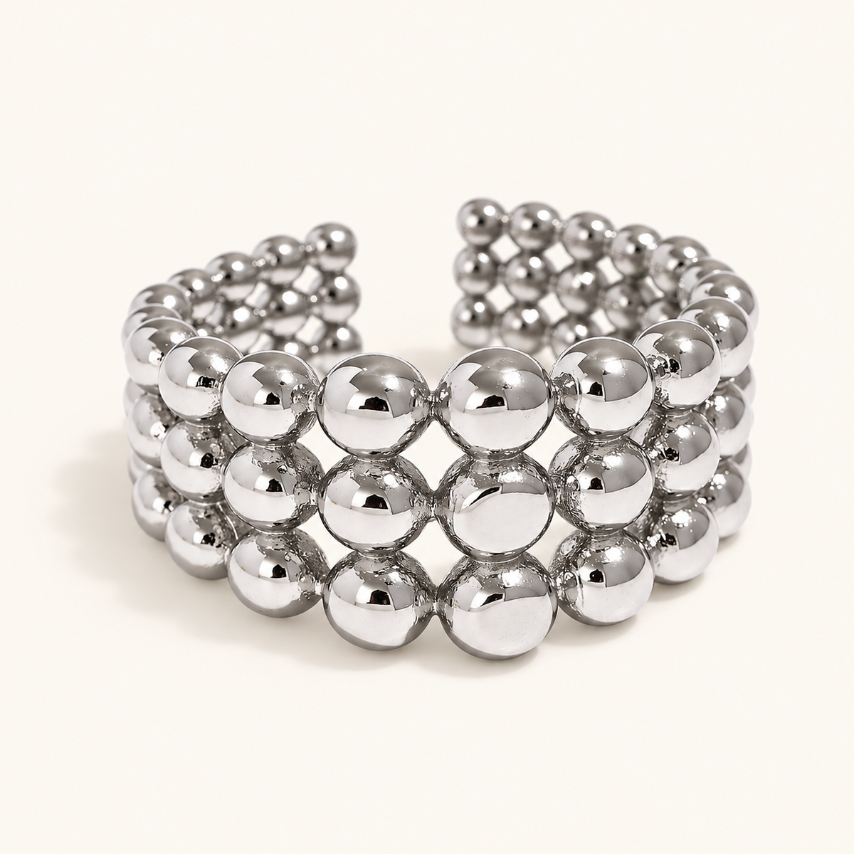 Anillo Ancho de Mujer con Detalles de Perlas en Capas y Superficie Pulida