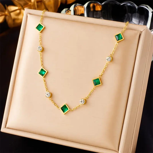 Amelisse – Collar Dorado Glenwyn Elegante