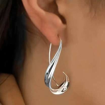 Anneliese – Pendientes Dorados Atemporales y Llamativos