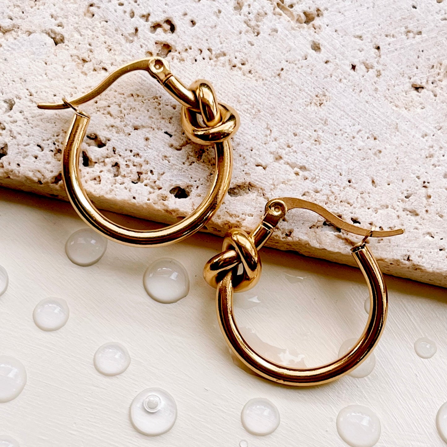 Reina – Pendientes Geométricos Nudo Circular Elegantes