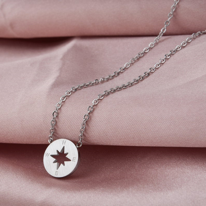 Collar con charm de brújula redonda