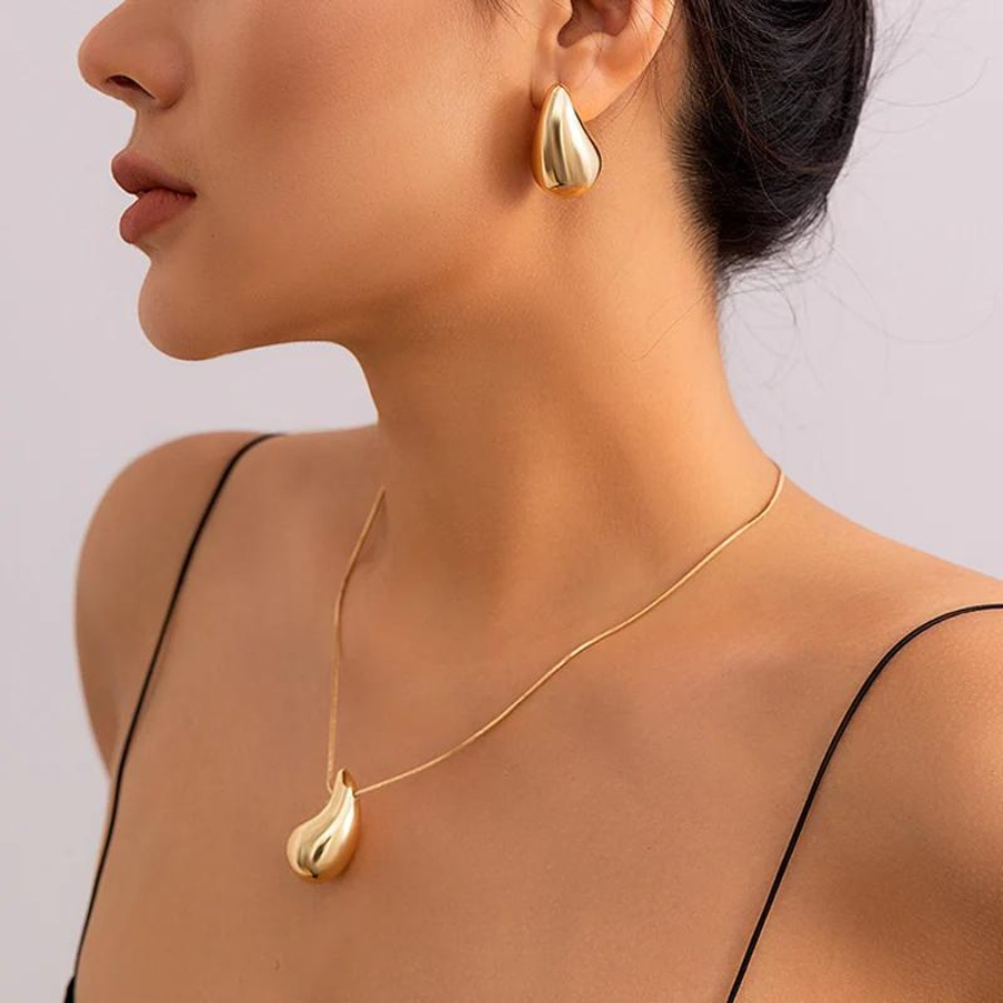 Collar de gotas de agua dorado