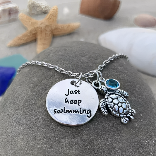 Felia – Collar Tortuga Plata Grabado Keep Swimming