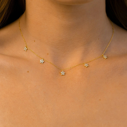 Collar de flores de diamantes delicado