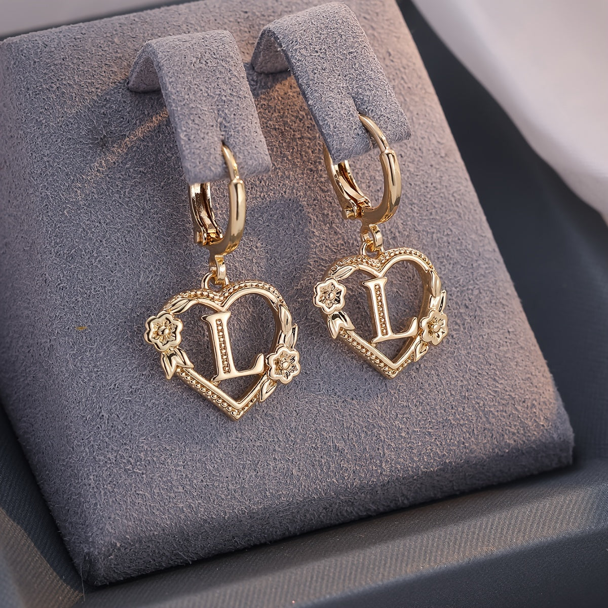Pendientes de aro con corazón para mujeres con inicial y detalles florales