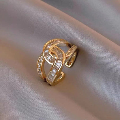 Delara – Anillo Elegante con Nudo de Estilo Sofisticado