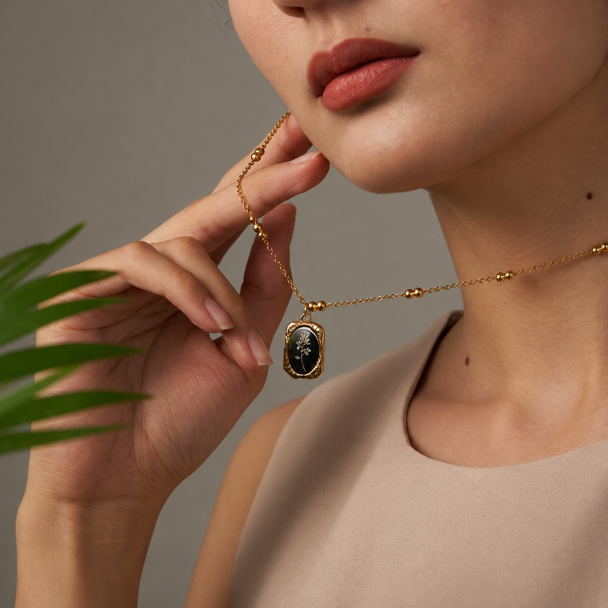 Collar con Colgante de Mujer con Motivo Floral Cuadrado
