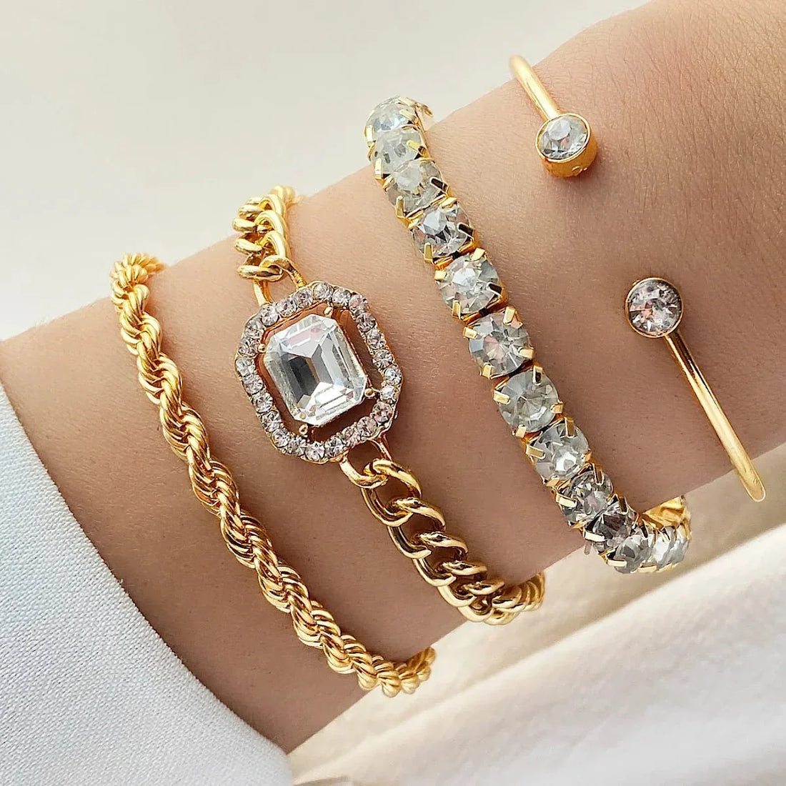 Conjunto de 4 pulseras apilables para mujeres con cadenas tennis y cubanas y diseño abierto