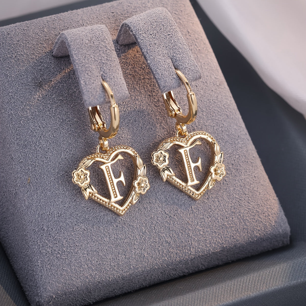 Pendientes de aro con corazón para mujeres con inicial y detalles florales