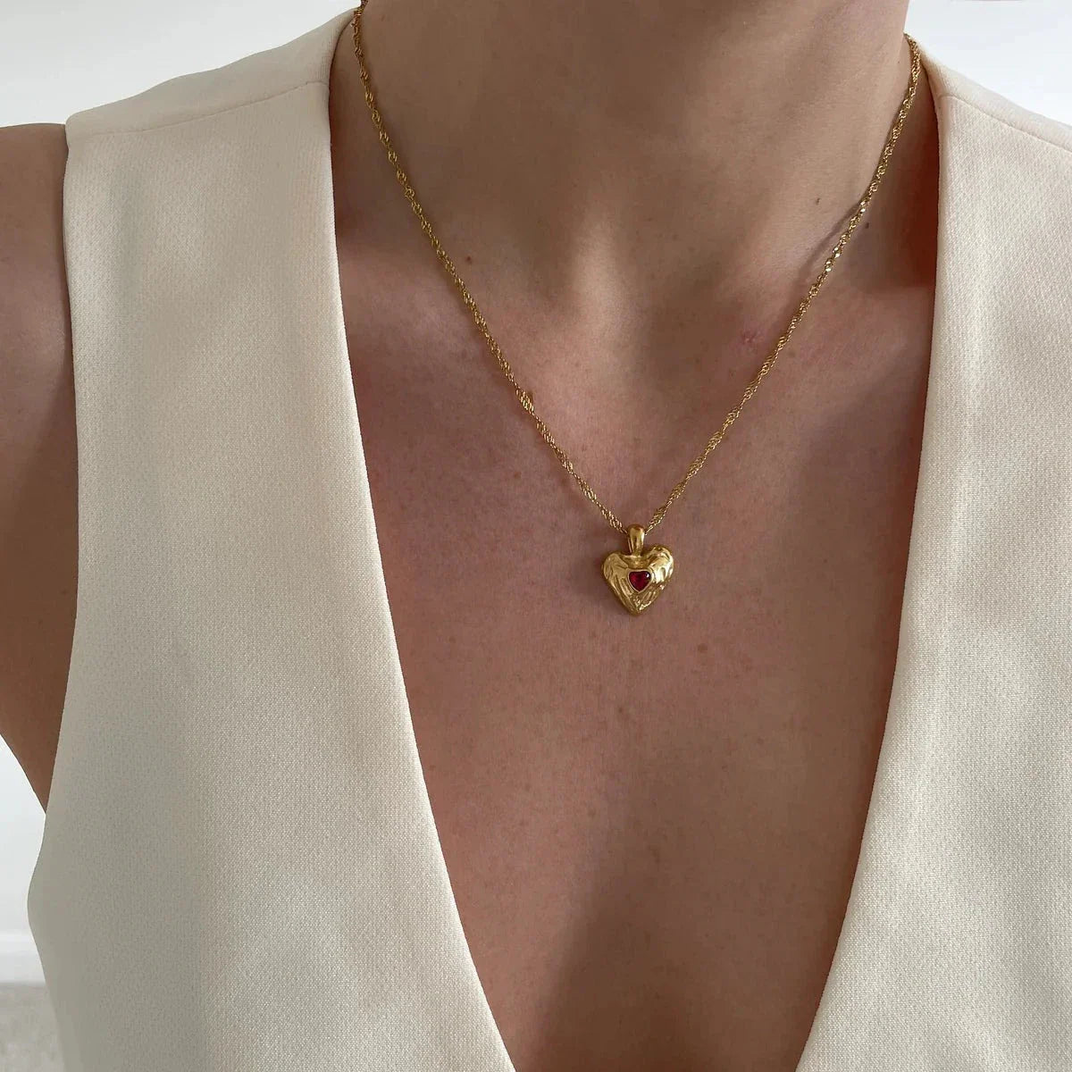 Vesper - Collar de corazón rojo dorado