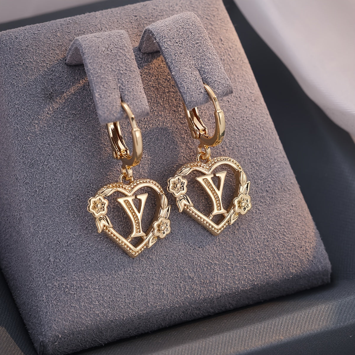 Pendientes de aro con corazón para mujeres con inicial y detalles florales