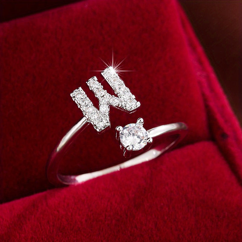Nova – Anillo Moderno Abierto con Inicial y Circonitas