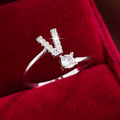 Nova – Anillo Moderno Abierto con Inicial y Circonitas