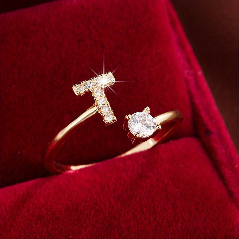 Nova – Anillo Moderno Abierto con Inicial y Circonitas