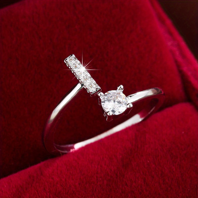 Nova – Anillo Moderno Abierto con Inicial y Circonitas
