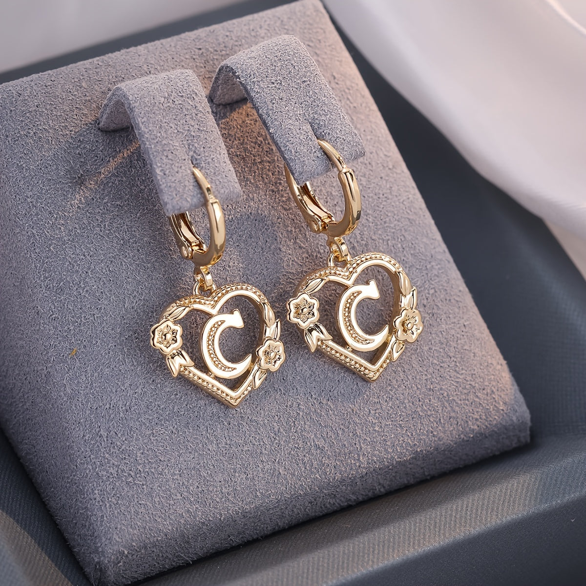 Pendientes de aro con corazón para mujeres con inicial y detalles florales