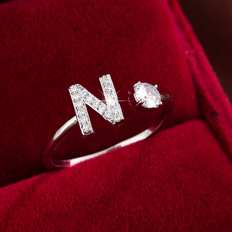 Nova – Anillo Moderno Abierto con Inicial y Circonitas