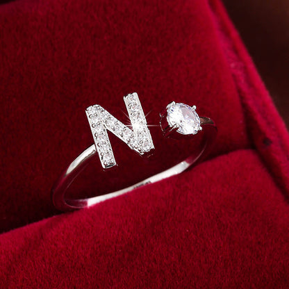 Nova – Anillo Moderno Abierto con Inicial y Circonitas