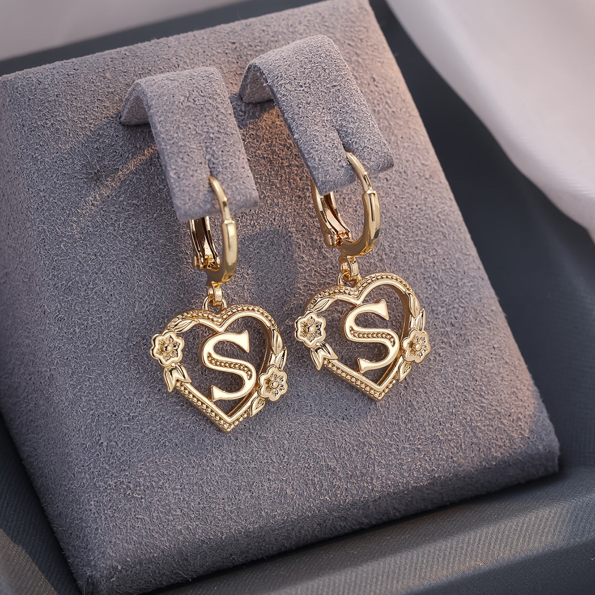 Pendientes de aro con corazón para mujeres con inicial y detalles florales
