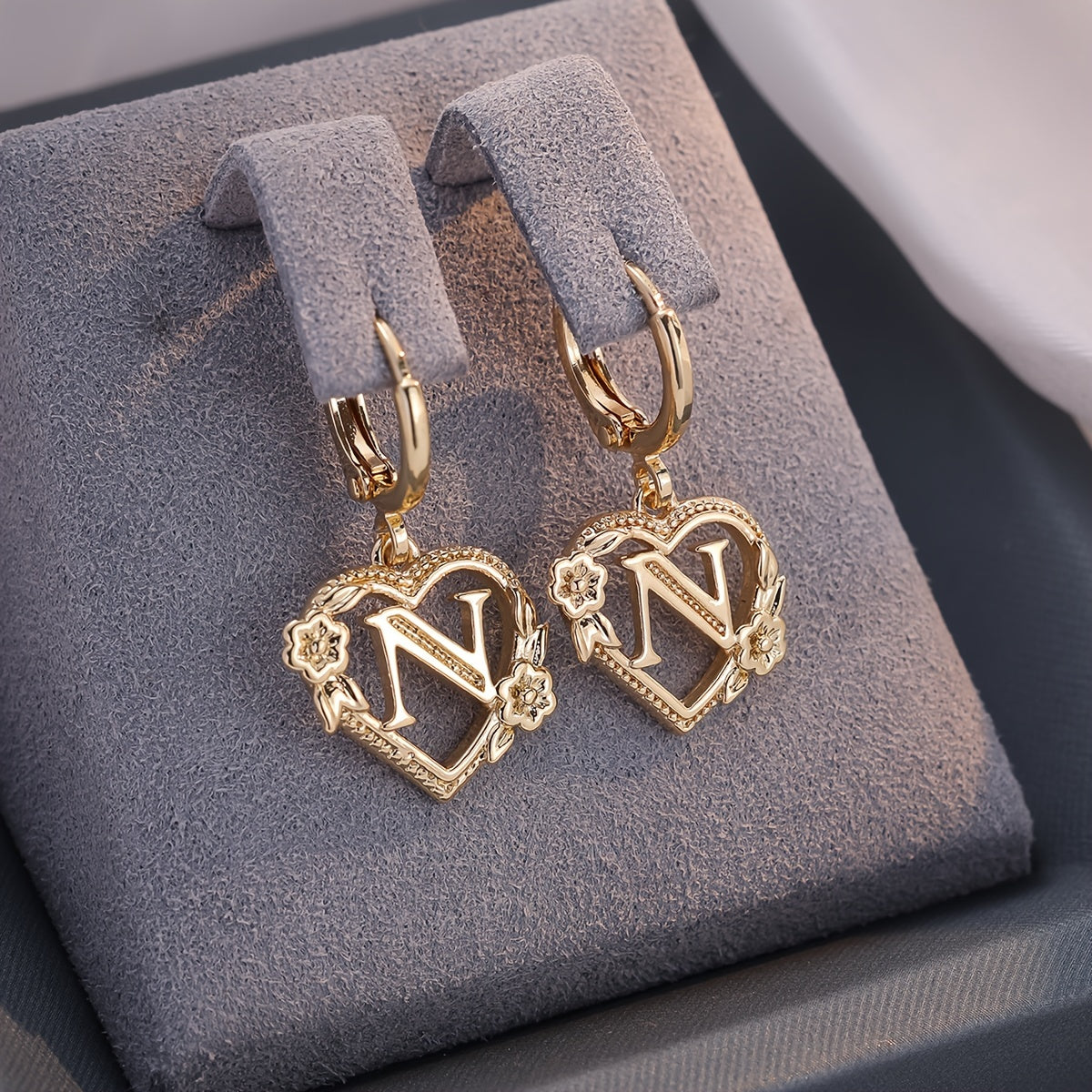 Pendientes de aro con corazón para mujeres con inicial y detalles florales