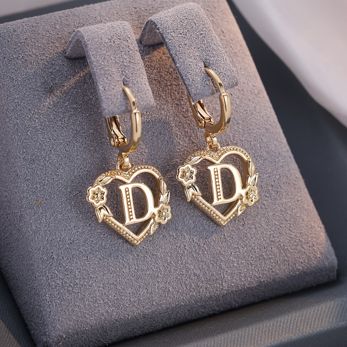 Pendientes de aro con corazón para mujeres con inicial y detalles florales