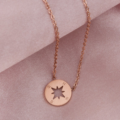Collar con charm de brújula redonda