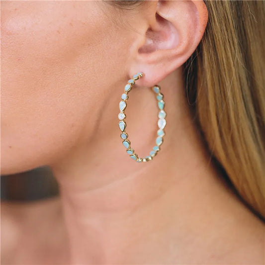 Luminosa Elegancia - Pendientes de Ópalo Azul y Acabado Dorado
