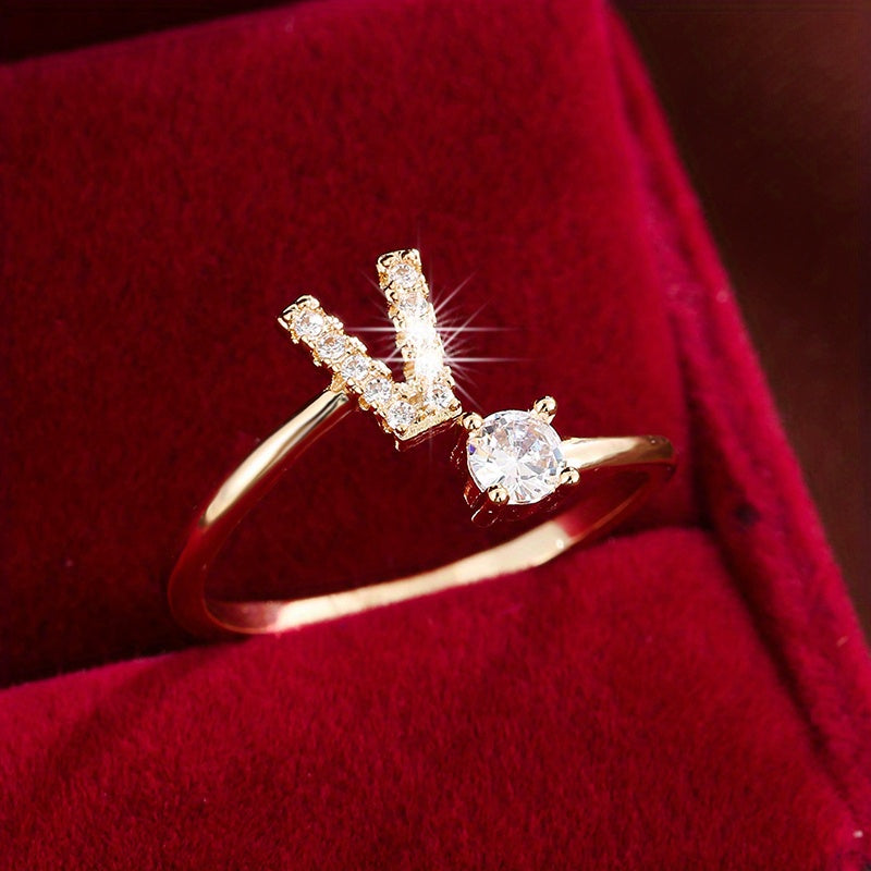 Nova – Anillo Moderno Abierto con Inicial y Circonitas