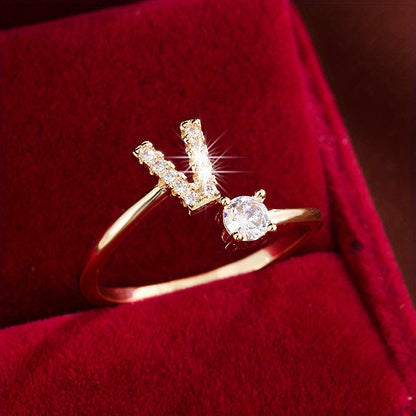Nova – Anillo Moderno Abierto con Inicial y Circonitas