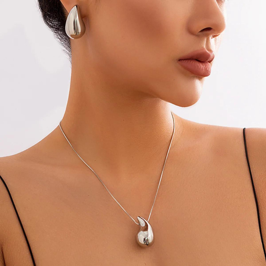 Collar de gotas de agua dorado