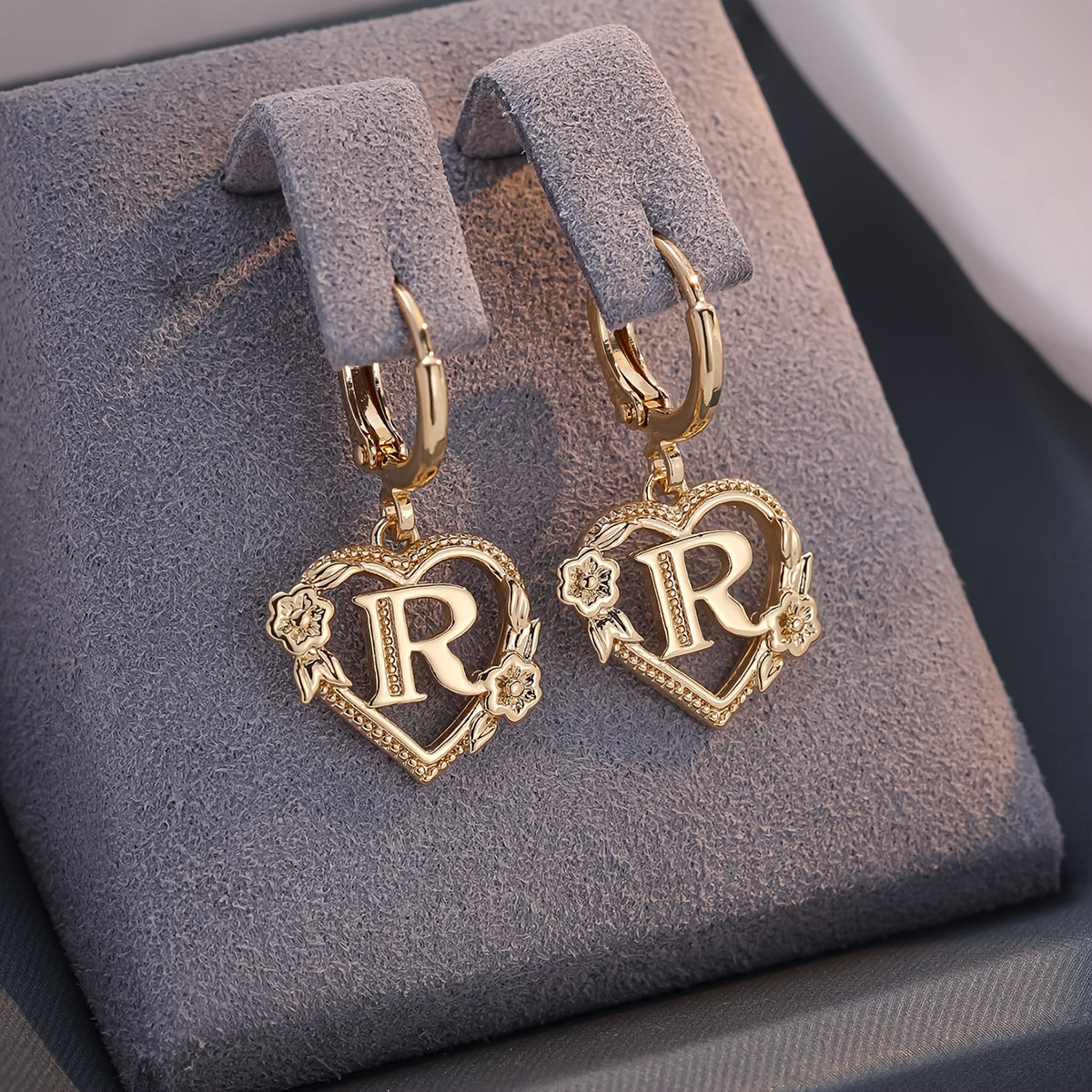 Pendientes de aro con corazón para mujeres con inicial y detalles florales