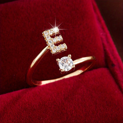 Nova – Anillo Moderno Abierto con Inicial y Circonitas