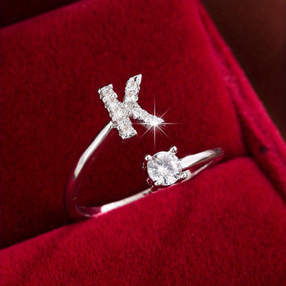 Nova – Anillo Moderno Abierto con Inicial y Circonitas
