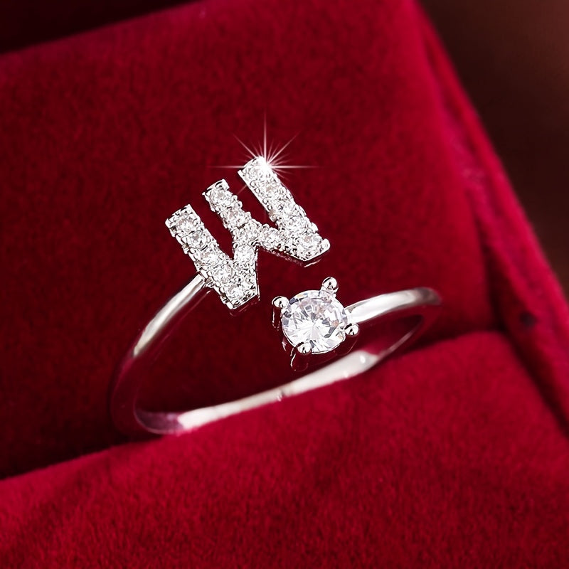 Nova – Anillo Moderno Abierto con Inicial y Circonitas
