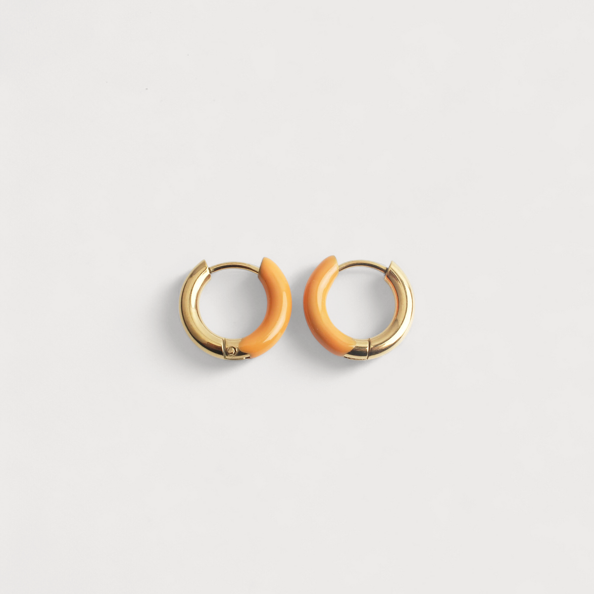Pendientes de Mujer en Set de 2 con Acentos Coloreados y Forma Compacta