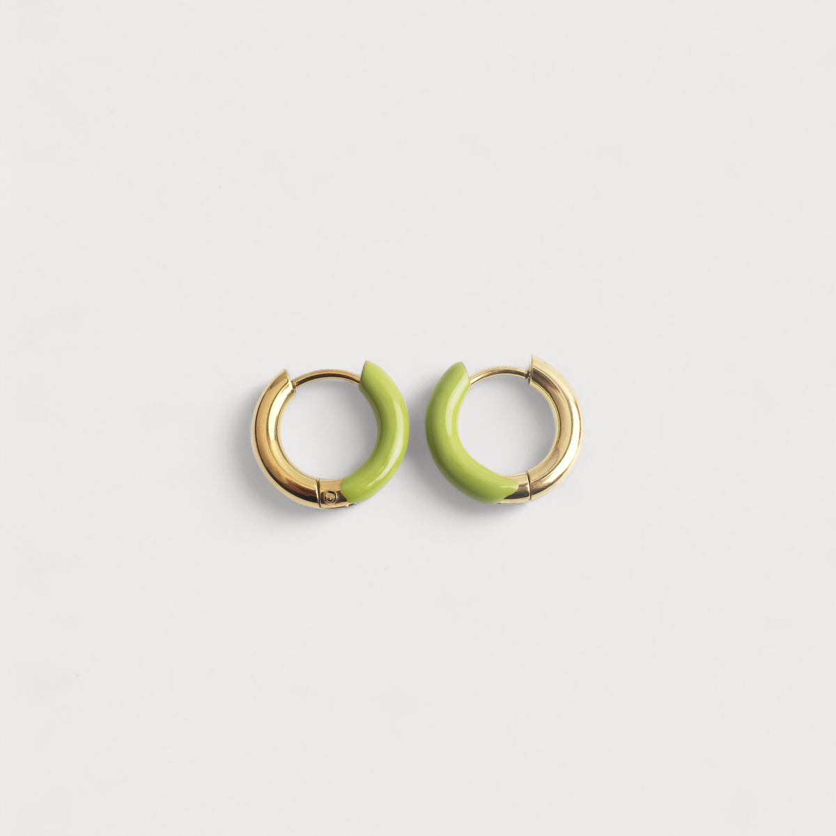 Pendientes de Mujer en Set de 2 con Acentos Coloreados y Forma Compacta