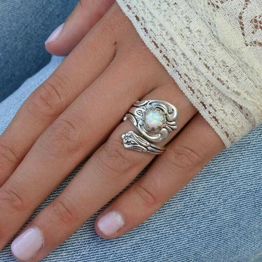 Maelle – Anillo Cuchara Ajustable en Ópalo Blanco