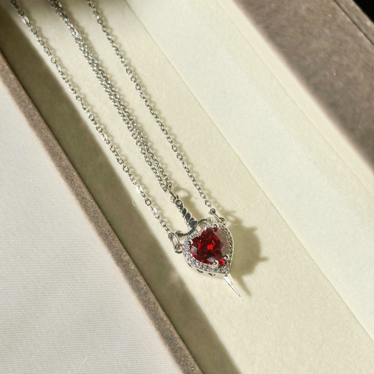 Conjunto de 2 collares para mujeres con colgantes de corazón y espada