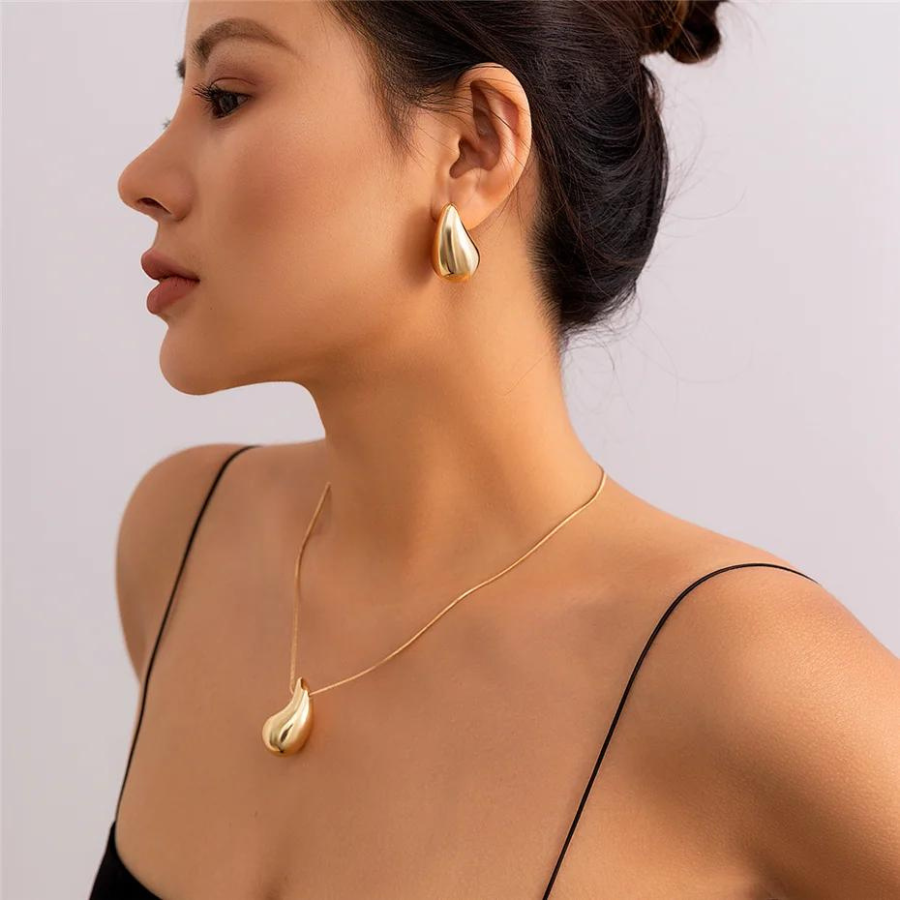 Collar de gotas de agua dorado