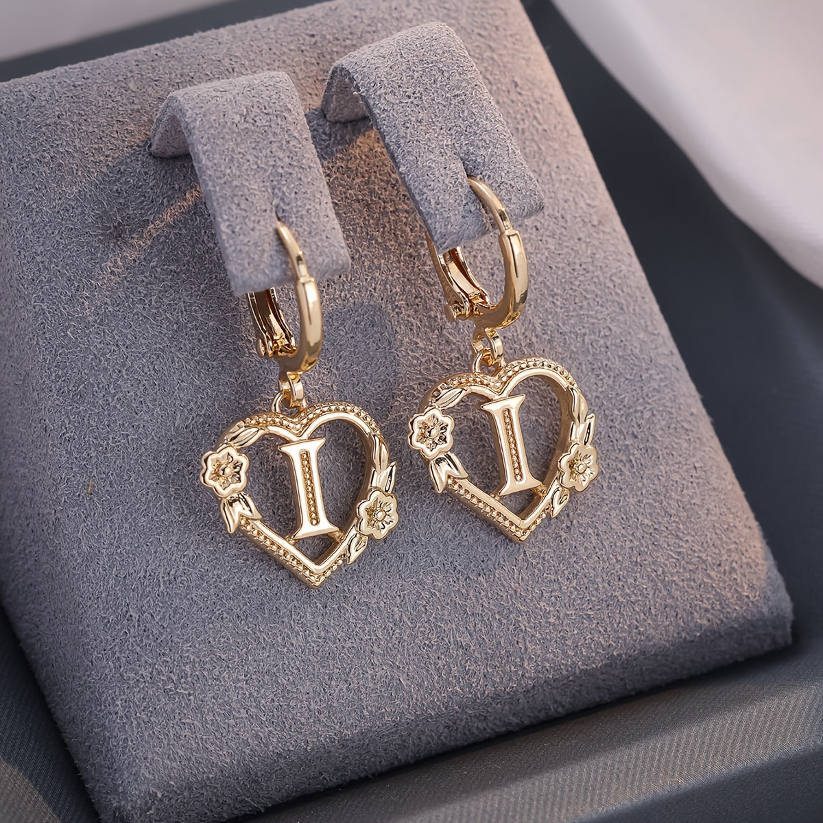Pendientes de aro con corazón para mujeres con inicial y detalles florales